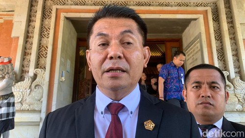 Ketua DPRD Bali, Dewa Made Mahayadnya alias Dewa Jack di kantor DPRD Bali, Selasa (8/10/2024).