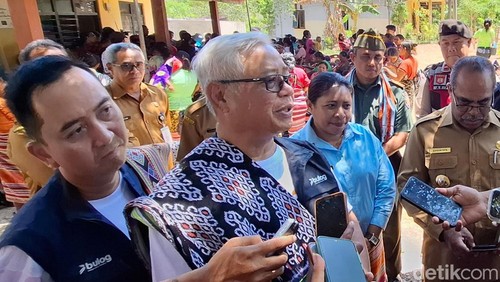 Direktur Human Capital Bulog, Sudarsono Hardjosoekarto saat diwawancarai di Kantor Desa Oinlasi, Kecamatan Mollo Selatan, Kabupaten TTS, NTT, Selasa (8/10/2024).