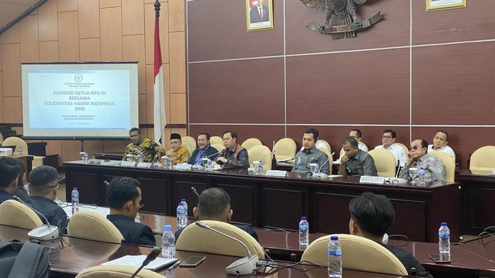 Pimpinan DPD turut menerima audiensi para hakim yang menyampaikan aspirasi kenaikan gaji setelah audiensi lebih dulu dilakukan dengan pimpinan DPR. DPD berharap gerakan yang diupayakan para hakim dalam menuntut kenaikan gaji kali ini menjadi yang terakhir kalinya dilakukan.
