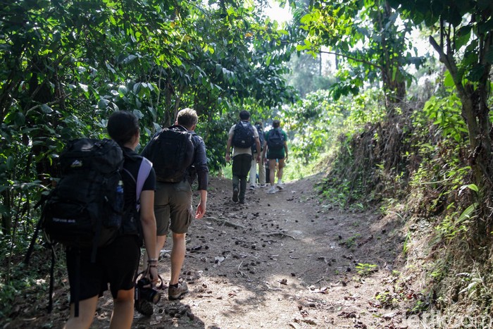 Gua Agung Garunggang menjadi daya tarik wisata di area Taman Wisata Alam (TWA) Gunung Pancar, Bogor. Eksotisme gua ini bisa saja pudar karena masih marak kasus pungli di Gunung Pancar.