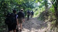Beruntung, kami tidak dicegat warga di tengah jalan untuk dimintai uang kontribusi.  