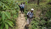 Diperlukan berjalan sejauh 2 kilometer dari tempat parkir ke lokasi. Waktu tempuh kira-kira 45 menit perjalanan melewati hutan dan ladang warga.