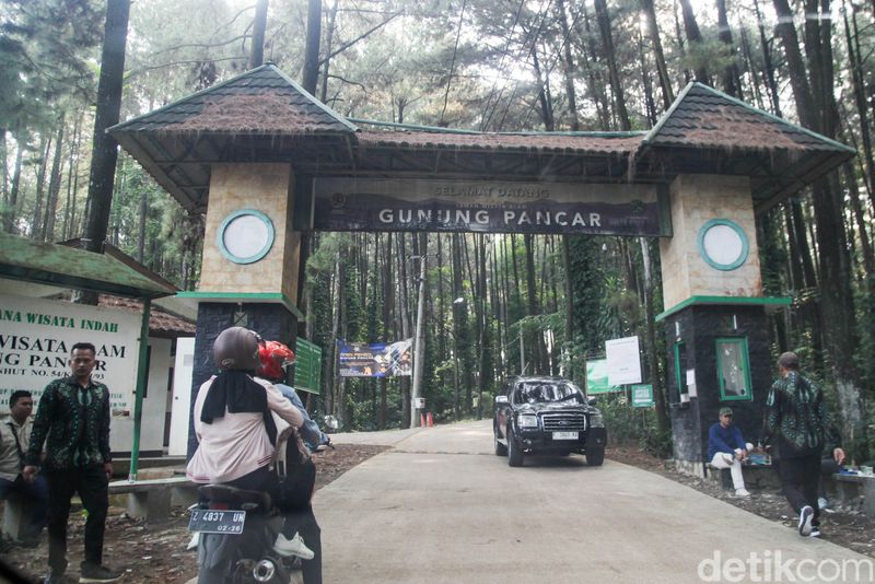Gua Agung Garunggang menjadi daya tarik wisata di area Taman Wisata Alam (TWA) Gunung Pancar, Bogor. Eksotisme gua ini bisa saja pudar karena masih marak kasus pungli di Gunung Pancar.
