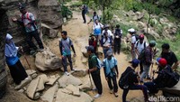 Menteri Pariwisata dan Ekonomi Kreatif, Sandiaga Salahuddin Uno menyebut salah satu upaya penanganan hal tersebut dengan mengajak kerja sama berbagai pihak hingga membentuk kawasan desa wisata.