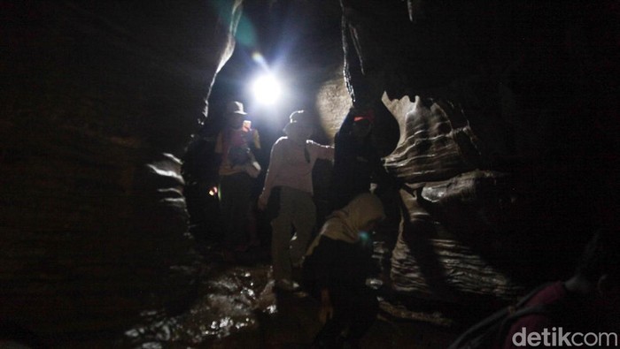 Gua Agung Garunggang menjadi daya tarik wisata di area Taman Wisata Alam (TWA) Gunung Pancar, Bogor. Eksotisme gua ini bisa saja pudar karena masih marak kasus pungli di Gunung Pancar.