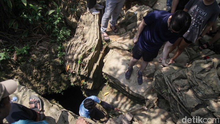 Gua Agung Garunggang menjadi daya tarik wisata di area Taman Wisata Alam (TWA) Gunung Pancar, Bogor. Eksotisme gua ini bisa saja pudar karena masih marak kasus pungli di Gunung Pancar.
