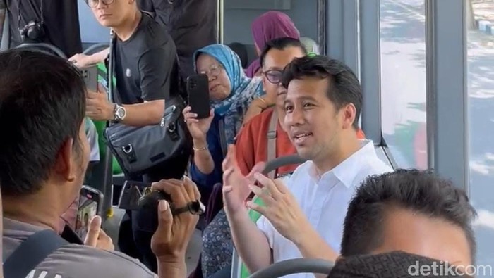 Emil Dardak menaiki Bus Trans Jatim koridor V jurusan Surabaya-Bangkalan