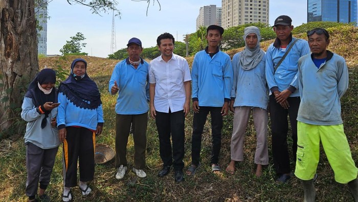 Emil Dardak saat berfoto bersama pekerja di salah satu fasilitas olahraga di Surabaya Barat.