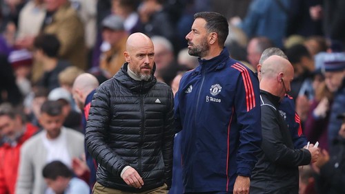 BIRMINGHAM, ENGLAND - OCTOBER 06: Erik ten Hag, manager of Manchester United, and assistant manager Ruud van Nistelrooy during the Premier League match between Aston Villa FC and Manchester United FC at Villa Park on October 06, 2024 in Birmingham, England. (Photo by James Gill - Danehouse/Getty Images)