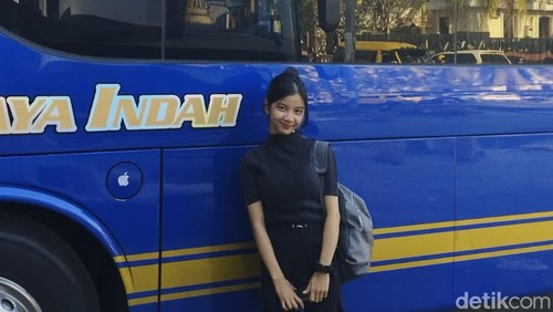 Pramugari sleeper bus New Surabaya Indah, Fatimah Tuzzara, di Mataram, NTB, Rabu (11/9/2024).