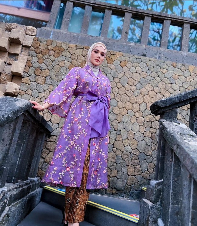 Mulan Jameela mengenakan kebaya kimono berbahan organza dengan nuansa lilac. Aksen pita di bagian pinggang memberikan ilusi tubuh yang lebih ramping dan jenjang. Foto: Instagram