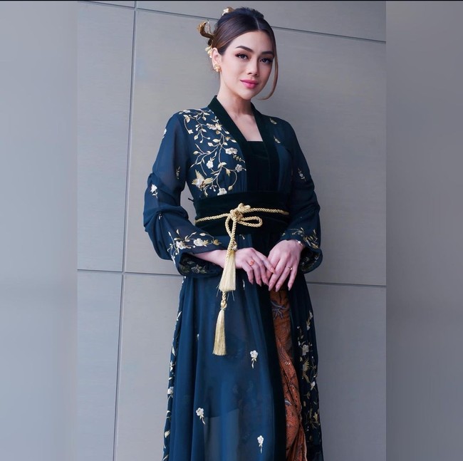 Celine Evangelista memilih kebaya kimono dengan siluet simpel dan detail modern. Paduan kebaya dan kimono yang dikenakan mantan istri Stevan Willian ini memberikan tampilan yang anggun dan sophisticated. Foto: Instagram