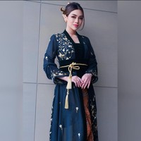 Celine Evangelista memilih kebaya kimono dengan siluet simpel dan detail modern. Paduan kebaya dan kimono yang dikenakan mantan istri Stevan Willian ini memberikan tampilan yang anggun dan sophisticated. Foto: Instagram