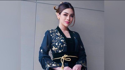 7 Inspirasi Kebaya Kimono ala Artis, Unik Padukan Klasik dan Futuristik