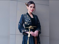 7 Inspirasi Kebaya Kimono ala Artis, Unik Padukan Klasik dan Futuristik