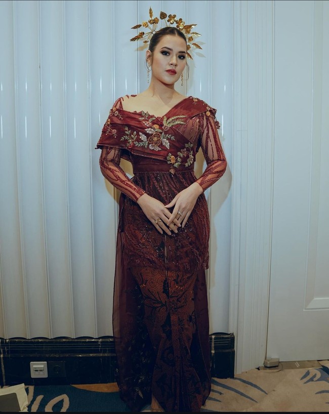 Kebaya yang dikenakan Raissa Andriana ini memadukan desain tradisional dengan potongan ala kimono dan garis bahu yang cenderung lurus. Elemen kebaya dihadirkan melalui bahan transparan brokat. Foto: Instagram