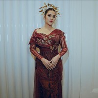 Kebaya yang dikenakan Raissa Andriana ini memadukan desain tradisional dengan potongan ala kimono dan garis bahu yang cenderung lurus. Elemen kebaya dihadirkan melalui bahan transparan brokat. Foto: Instagram