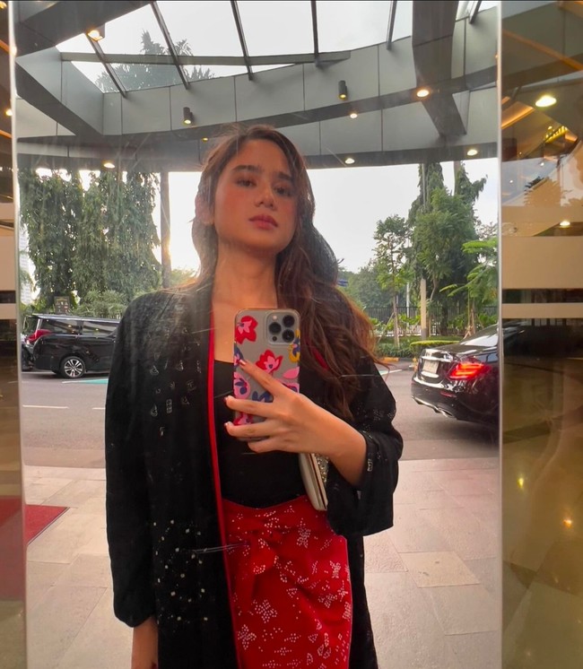 Tissa Biani terlihat anggun dalam balutan kebaya kimono yang memiliki aksen pita di pinggang dengan warna hitam merah yang kontras. Foto: Instagram