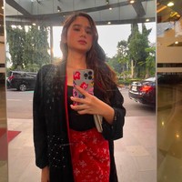 Tissa Biani terlihat anggun dalam balutan kebaya kimono yang memiliki aksen pita di pinggang dengan warna hitam merah yang kontras. Foto: Instagram