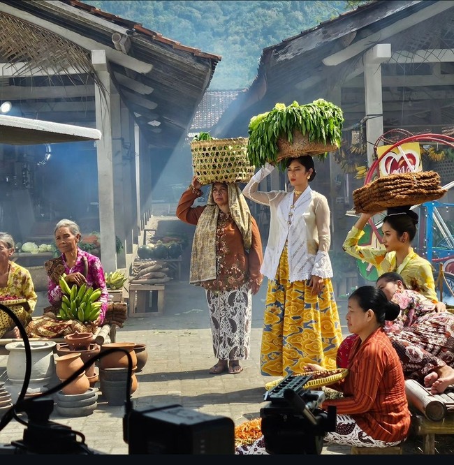 Dian Sastrowardoyo tampil memesona dengan kebaya model kimono berwarna putih. Dipadu padankan dengan rok A line motif batik Mega Mendung bernuansa kuning biru, memberikan tampilan fleksibilitas. Foto: Instagram