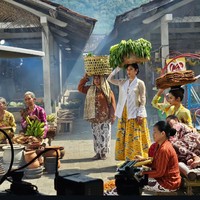 Dian Sastrowardoyo tampil memesona dengan kebaya model kimono berwarna putih. Dipadu padankan dengan rok A line motif batik Mega Mendung bernuansa kuning biru, memberikan tampilan fleksibilitas. Foto: Instagram