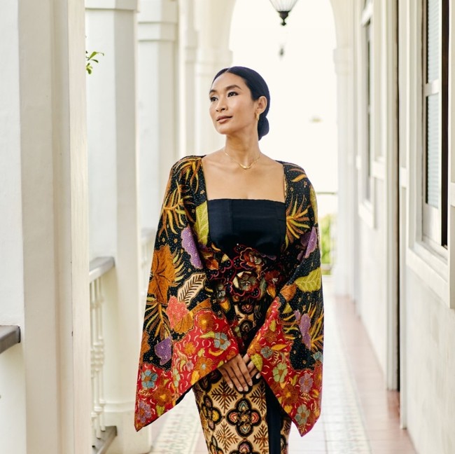  Happy Salma juga terlihat edgy dan anggun dalam balutan busana dengan dua elemen budaya berbeda. Potongan atasan berbentuk kimono dengan lengan lebar, sementara itu motif batik mencirikan tradisional Indonesia. Foto: Instagram