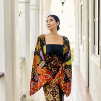  Happy Salma juga terlihat edgy dan anggun dalam balutan busana dengan dua elemen budaya berbeda. Potongan atasan berbentuk kimono dengan lengan lebar, sementara itu motif batik mencirikan tradisional Indonesia. Foto: Instagram