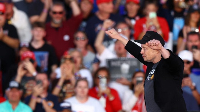 Gaya Elon Musk Saat Ikut Kampanye Donald Trump di Pennsylvania Tesla CEO and X owner Elon Musk speaks as Republican presidential nominee and former U.S. president Donald Trump looks on during a rally at the site of the July assassination attempt against Trump, in Butler, Pennsylvania, U.S., October 5, 2024. REUTERS/Carlos Barria TPX IMAGES OF THE DAY