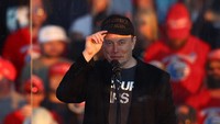 Musk menjadi satu-satunya donatur bagi kelompok pro-Trump dalam periode tersebut. Akhirnya, Trump pun berhasil mengalahkan Wakil Presiden AS Kamala Harris yang maju sebagai capres Partai Demokrat. Foto: REUTERS/Carlos Barria