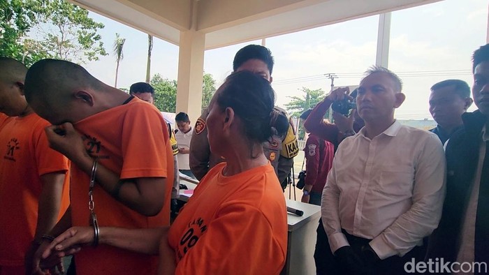 Gilang terlihat menghapus air mata, ia sesenggukan saat polisi melakukan konferensi pers di hadapan awak media. Dia mengaku didatangi arwah Diki dalam mimpinya dan minta dikuburkan
