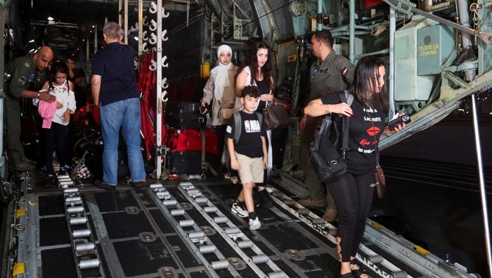 Jordanian evacuees from Lebanon walk down from an aircraft as they arrive at Marka military airport, in Amman, Jordan October 7, 2024. REUTERS/Jehad Shelbak