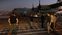 Sebuah pesawat yang membawa warga Yordania dari Lebanon mendarat di bandara militer Marka, di Amman, Yordania, Senin (7/10/2024).  