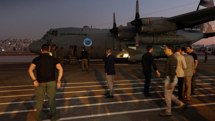 Jordanian evacuees from Lebanon walk down from an aircraft as they arrive at Marka military airport, in Amman, Jordan October 7, 2024. REUTERS/Jehad Shelbak