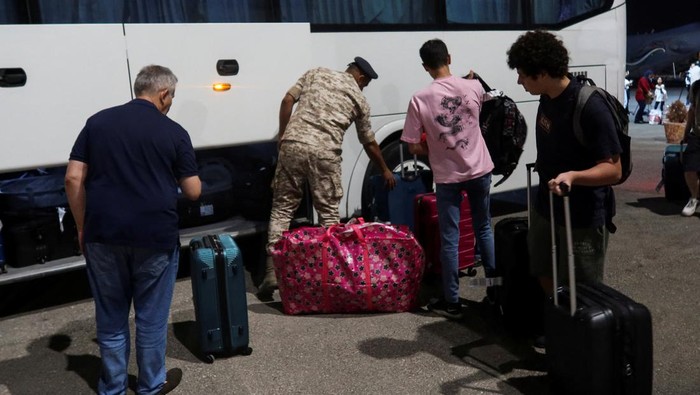 Giliran Yordania Evakuasi Warganya dari Lebanon Jordanian evacuees from Lebanon walk down from an aircraft as they arrive at Marka military airport, in Amman, Jordan October 7, 2024. REUTERS/Jehad Shelbak