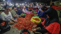 Menurut pedagang, sejak dua bulan terakhir harga cabai rawit melonjak hingga Rp 100 ribu per kilogram dari harga normal Rp 60 ribu per kg disebabkan kurangnya pasokan dari Manado dan Gorontalo.  
