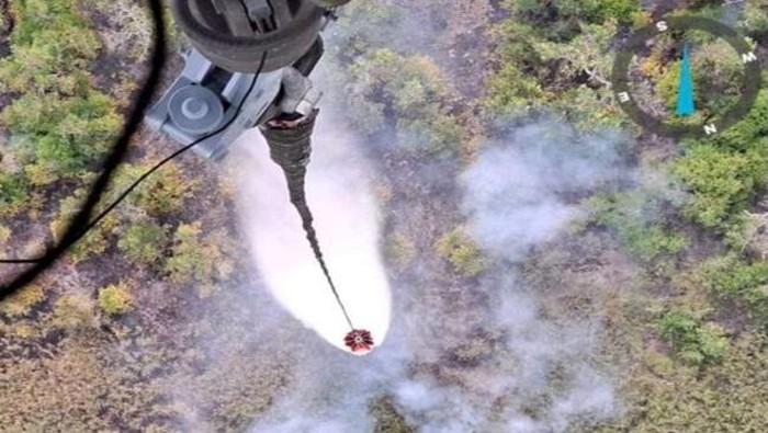 Helikopter melakukan water bombing di wilayah karhutla di OKI.