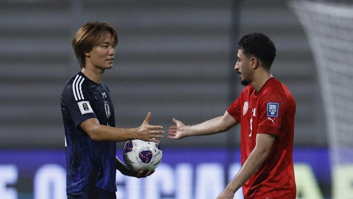 Soccer Football - World Cup - AFC Qualifiers - Group C - Bahrain v Japan - Bahrain National Stadium, Riffa, Bahrain - September 10, 2024 Japans Kou Itakura shakes hands with Bahrains Husain Abdulkarim after the match REUTERS/Hamad I Mohammed