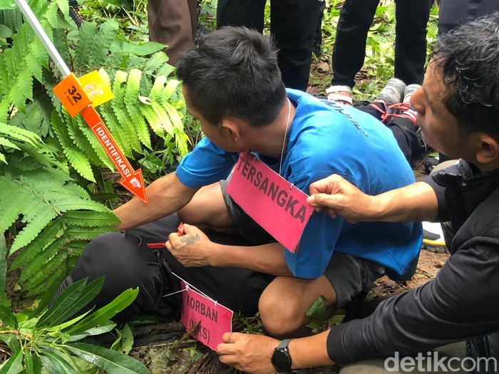 Indra saat melakukan adegang mencekik Nia dengan tali rafia saat rekonstruksi (M Afdal Afrianto/detikcom)