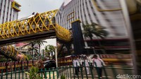 Rangka JPO dicat berwarna kuning dengan bentuk spiral. JPO ini rencananya akan dilengkapi fasilitas lift.   