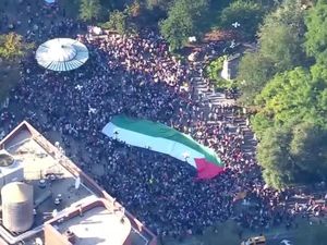 Video: Peringati Setahun Serangan 7 Oktober, Massa Bentangkan Bendera Palestina di New York