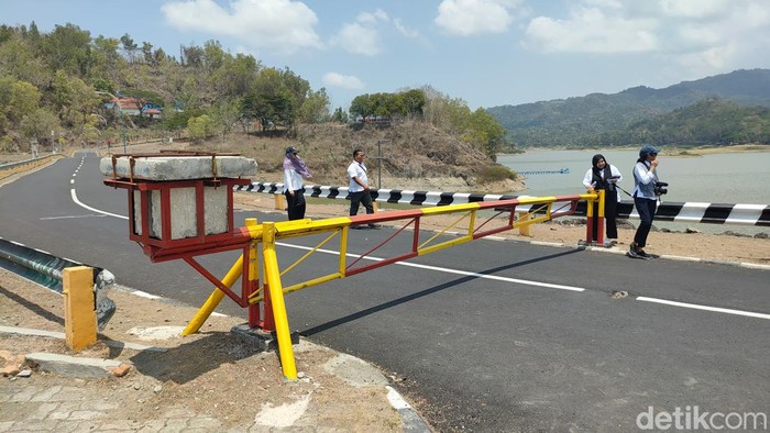 Jalur masuk bendungan yang akan ditutup total di Waduk Sermo, Kapanewon Kokap, Kulon Progo, Selasa (8/10/2024).