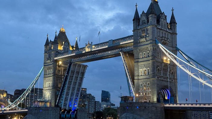 Jembatan Tower Bridge, London, Inggris yang tertahan dan terbuka selama beberapa jam.
