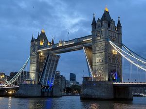 Tower Bridge Dibuka Terlalu Lama, Perjalanan Macet Parah