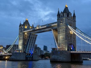Tower Bridge Dibuka Terlalu Lama, Perjalanan Macet Parah