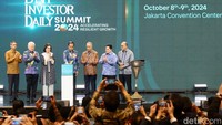 Presiden RI Joko Widodo meresmikan BNI Investor Daily Summit 2024 yang berlangsung di JCC, Jakarta, Selasa (8/10). Turut menyambut Jokowi adalah Direktur Utama PT Bank Negara Indonesia (Persero) Tbk (BNI) Royke Tumilaar.  