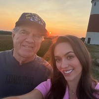 Pelatih football Bill Belichick jadi sorotan karena hubungannya dengan pacar baru. Analis olahraga yang juga mantan manajer umum New England Patriots tersebut mengencani Jordon Hudson, wanita yang lebih muda 49 tahun. Foto: Instagram Jordon Hudson