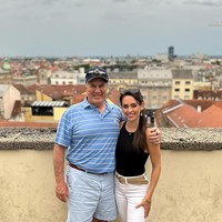 Bill dan Jordon yang duduk bersebelahan dan menemukan kecocokan ketika mengobrol. Saat itu, Bill bahkan sempat menandatangi buku pelajaran Jordon sebelum mereka bertukar kontak untuk lanjut berkomunikasi. Foto: Instagram Jordon Hudson