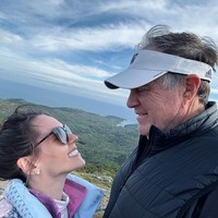 Meski kedua belah pihak belum pernah mengungkap bahwa mereka benar pasangan, sebuah komentar bisa jadi mengkonformasi hubungan mereka. Di sebuah postingan, seseorang mendeskripsikan Bill dan Jordon sebagai ‘pengeruk harta dan pedofil tua’. Kemudian netizen lain membalas dan menulis ’Siapa kamu menilai mereka?’ yang disukai oleh Jordon.Foto: Instagram Jordon Hudson