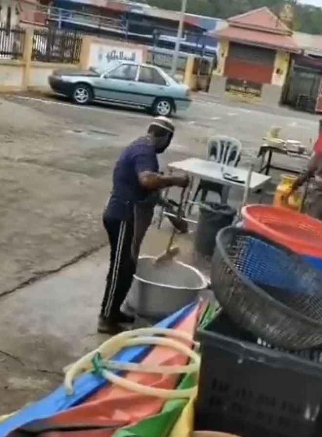 Jorok! Pegawai Resto Kedapatan Cuci Panci Pakai Sapu