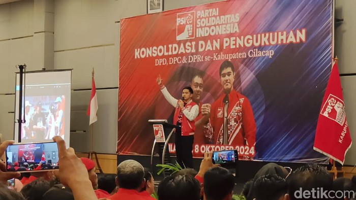 Ketua Umum Partai Solidaritas Indonesia, Kaesang Pangarep saat menghadiri konsolidasi internal di Hotel Aston Inn Kabupaten Cilacap, Selasa (8/10/2024).